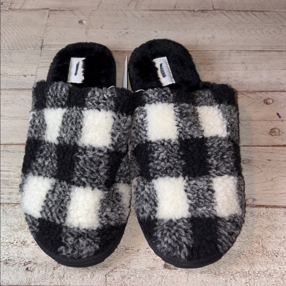 Old Navy Black Fuzzy Slippers Size 8 - Picture 2 of 9